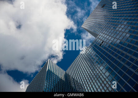 Gratte-ciel à Rotterdam en Hollande avec des nuages et ciel bleu Banque D'Images