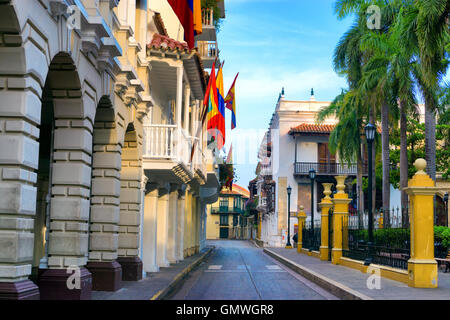 Tôt le matin d'une vue sur la rue passant à côté de la Plaza de Bolivar à Carthagène, Colombie Banque D'Images