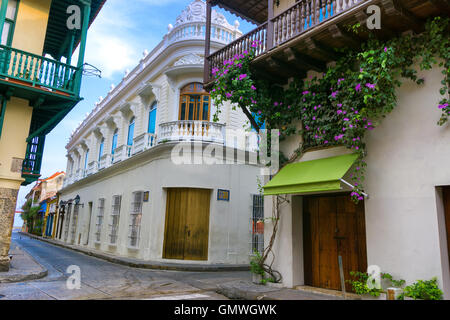 Coin de rue de belle architecture coloniale à Cartagena, Colombie Banque D'Images