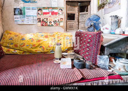 Mohammed Mehdi, Mohhebi huile traitement shop owner's Bed et un plateau dans son usine de traitement de l'huile ancienne à Isfahan, Iran. Banque D'Images