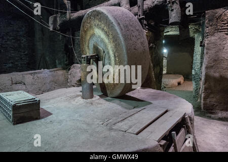 Traitement d'huile roue du moulin underground à Isfahan, Iran. Ancien processus utilisé pour utiliser des chameaux de tourner la roue pour broyer les olives pour l'huile d'olive. Banque D'Images