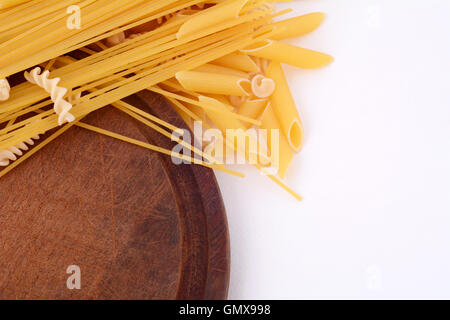 Divers types de pâtes isolé sur fond blanc Banque D'Images