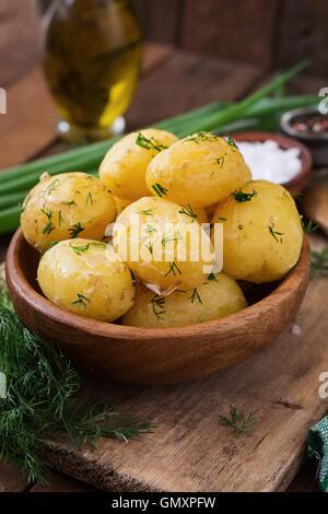 Pommes de terre nouvelles bouillies assaisonné avec de l'aneth et au beurre Banque D'Images