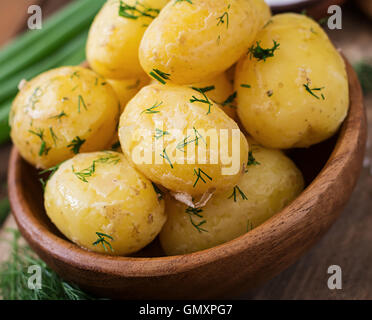 Pommes de terre nouvelles bouillies assaisonné avec de l'aneth et au beurre Banque D'Images