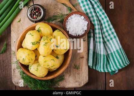 Pommes de terre nouvelles bouillies assaisonné avec de l'aneth et au beurre. Vue d'en haut Banque D'Images