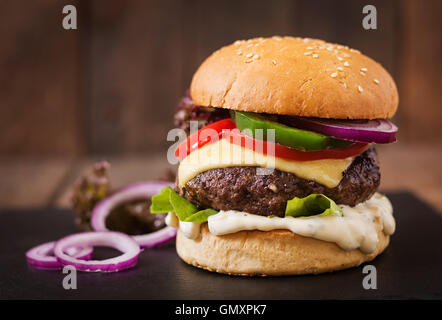 Big sandwich - hamburger burger de boeuf, fromage, tomate et sauce tartare. Banque D'Images