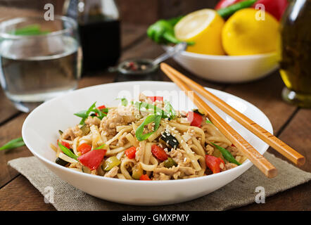Les nouilles Udon avec viande et légumes dans un style asiatique Banque D'Images