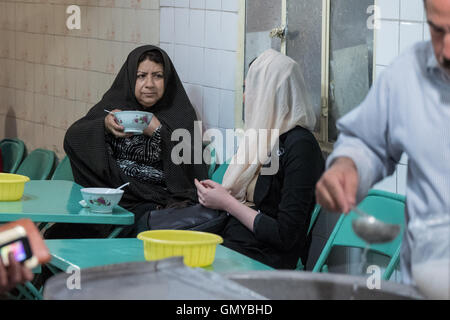 Les femmes iraniennes de manger les nouilles dessert sucré Faloodeh à Yazd, Iran. Banque D'Images
