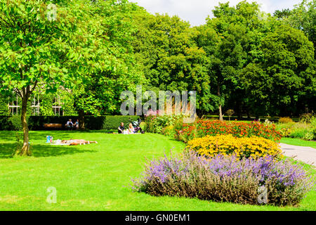 Lund, Suède - 24 août 2016 : journée ensoleillée dans le jardin botanique public avec des personnes appréciant la chaleur et la tranquillité de la Banque D'Images