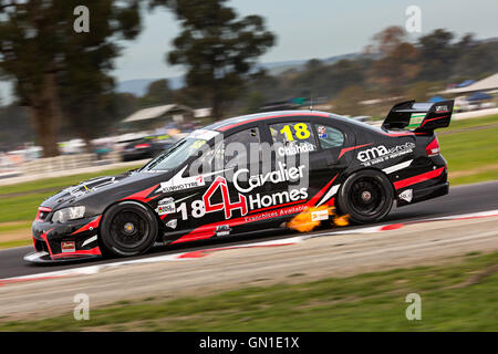 MELBOURNE, AUSTRALIE/WINTON, 20 mai , 2016 : voitures de course Aussie il bataille au pneu Kumho Australian V8 Touring Car Series à Banque D'Images