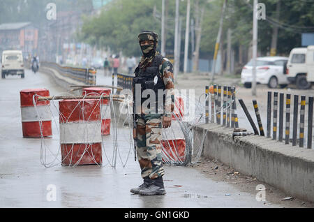 L'Inde. Août 27, 2016. Une armée de l'Inde se tient en alerte Srinagar la capitale d'été du Cachemire sous contrôle indien. Plus tôt la direction conjointe de séparatistes avaient demandé aux gens de marcher vers le cantonnement de l'armée de Badami Bagh et demandez-leur de libérer du Cachemire. Gouvernement a imposé des restrictions sévères pour contrecarrer toute liberté pro marche à travers le Cachemire. Credit : Faisal Khan/Pacific Press/Alamy Live News Banque D'Images