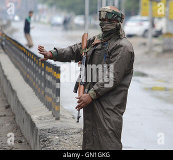 L'Inde. Août 27, 2016. Une armée de l'Inde se tient en alerte Srinagar la capitale d'été du Cachemire sous contrôle indien. Plus tôt la direction conjointe de séparatistes avaient demandé aux gens de marcher vers le cantonnement de l'armée de Badami Bagh et demandez-leur de libérer du Cachemire. Gouvernement a imposé des restrictions sévères pour contrecarrer toute liberté pro marche à travers le Cachemire. Credit : Faisal Khan/Pacific Press/Alamy Live News Banque D'Images