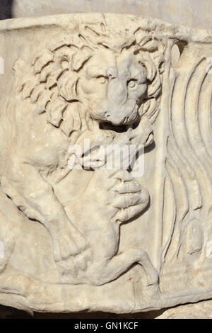 Soulagement de lion tue une antilope d'un sarcophage romain antique, réplique en parc public de la Villa Borghese, Rome Banque D'Images