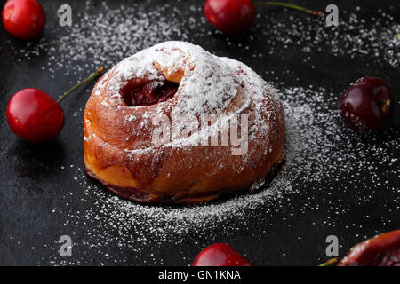 Pain fait maison avec des aliments en été, cerise Banque D'Images