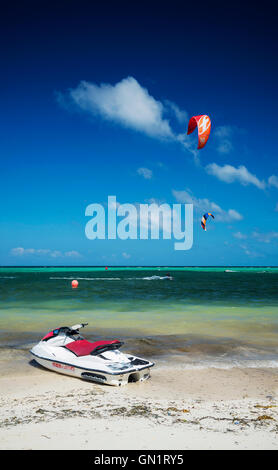 Jet ski sur la plage de paradis tropical asiatique exotique dans l'île de Boracay philippines Banque D'Images