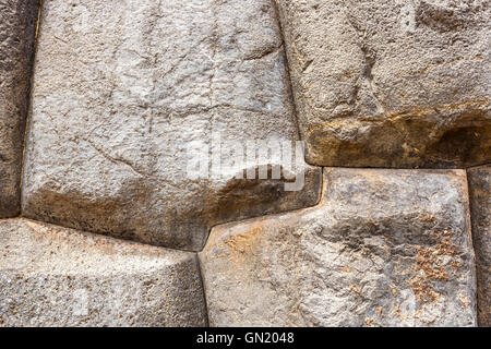 D'énormes pierres imbriquées dans les murs de Sacsayhuaman, capitale historique de l'Empire Inca, près de Cuzco, Pérou Banque D'Images