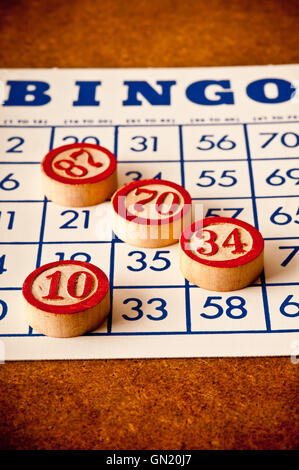 Vintage carte de bingo et marqueurs Banque D'Images