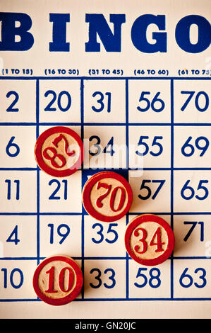 Vintage carte de bingo et marqueurs Banque D'Images