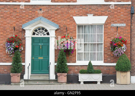 Corbeilles à suspendre des fleurs sur un bâtiment dans la ville de Pershore, Worcestershire, Royaume-Uni Banque D'Images