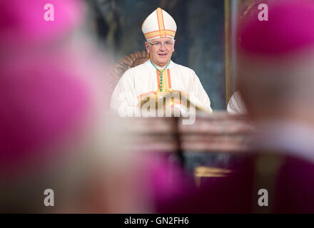 Dresde, Allemagne. Août 27, 2016. Le nouvel évêque du diocèse Dresden-Meissen Heinrich, Timmerevers, sourire après son investiture à la cathédrale d''Ss. Trinitatis" (oCatholic) chapelle de la cour à Dresde, Allemagne, 27 août 2016. Le 64-year-old est le 50e évêque de ce diocèse. Il suit Heiner Koch, qui était devenu l'archevêque de Berlin en 2015. Photo : Arno Burgi/dpa/Alamy Live News Banque D'Images