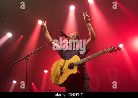 Chanteur et compositeur allemand Joris, vrai nom Joris Ramon Buchholz, joue sur la scène au Festival de Chiemsee Chiemsee, Allemagne, 26 août 2016. Le festival a lieu du 24 au 27 août 2016. Photo : Matthias Balk/dpa Banque D'Images