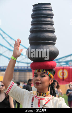 London UK 27 août 2016 Evan E Garcia Philippines ambassadeur au Royaume-Uni a rejoint les participants pour les Philippines week end à potters field à l'ombre de Tower Bridge,avec des activités pour les enfants, les danses culturelles ,musique alimentaire et d'une vaste gamme de produits en provenance des Philippines @Paul Quezada-Neiman/Alamy live news Banque D'Images