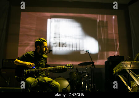 Turin, Italie. Août 26, 2016. Paolo Spaccamonti en concert lors du festival d'aujourd'hui Crédit Turin : Daniele Baldi/Alamy Live News Banque D'Images