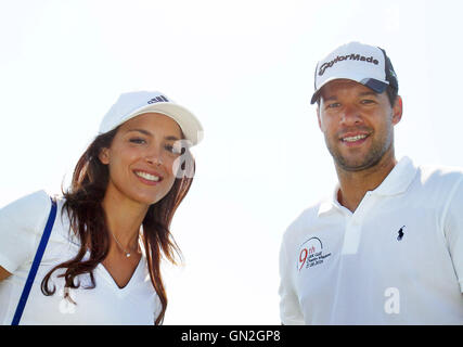 Leipzig, Allemagne. Août 27, 2016. Ancien joueur de football, Michael Ballack et son partenaire Natacha Tannous posent dans le contexte de la bienfaisance Golf GRK Maîtrise en près de Machern Leipzig, Allemagne, 27 août 2016. Pour collecter de l'argent célébrités charitbale organisations d'enfants dans ce qui est, selon l'organisateur, le plus grand événement de bienfaisance de golf en Allemagne. Photo : Sebastian Willnow/dpa/Alamy Live News Banque D'Images