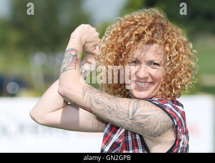 Leipzig, Allemagne. Août 27, 2016. Singer Lucy Diakovska pose dans le contexte de la bienfaisance Golf GRK Maîtrise en près de Machern Leipzig, Allemagne, 27 août 2016. Pour collecter de l'argent célébrités charitbale organisations d'enfants dans ce qui est, selon l'organisateur, le plus grand événement de bienfaisance de golf en Allemagne. Photo : Sebastian Willnow/dpa/Alamy Live News Banque D'Images