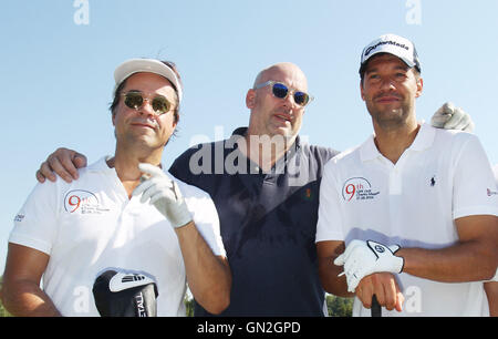 Leipzig, Allemagne. Août 27, 2016. Acteur Jan Josef Liefers (l-r), d'un bijoutier Jens Schniedenharn et ancien joueur de football, Michael Ballack posent dans le contexte de la bienfaisance Golf GRK Maîtrise en près de Machern Leipzig, Allemagne, 27 août 2016. Pour collecter de l'argent célébrités charitbale organisations d'enfants dans ce qui est, selon l'organisateur, le plus grand événement de bienfaisance de golf en Allemagne. Photo : Sebastian Willnow/dpa/Alamy Live News Banque D'Images