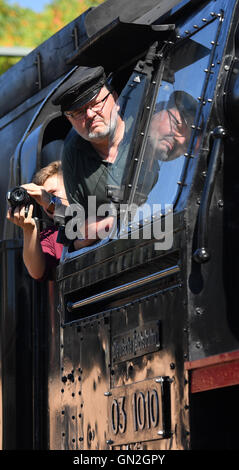 Halle, Allemagne. Août 27, 2016. Le pilote du moteur Steffen Neumann steers la locomotive à vapeur de la série 03 1010 sur les voies du chemin de fer Musée de la Deutsche Bahn à Halle/Saale, Allemagne, 28 août 2016. Les moteurs à vapeur historique va se défouler dans l'avant de la locomotive remise et ramener de vieux souvenirs retour à de nombreux visiteurs. Le oreganisaers thausends attendent des visiteurs. PHOTO : HENDRIK SCHMIDT/dpa dpa : Crédit photo alliance/Alamy Live News Banque D'Images