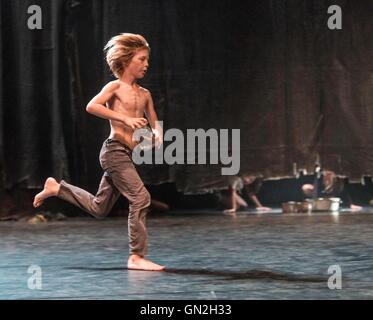 Edinburgh, Royaume-Uni. Août 27, 2016. Matières, effectuée par la compagnie de danse belge Kabinett K au Festival International d'Édimbourg, l'enfant au centre de leurs puissants et à haute énergie travail danse-théâtre. Chorégraphié par plaisanterie Laureyns et Kwint Manshoven avec musique en direct par Thomas Devos 7 enfants âgés entre 8 et 12 vivent dans un paysage parsemé de boîtes, des rochers et un matelas sale. Crédit : Richard Dyson/Alamy Live News Banque D'Images