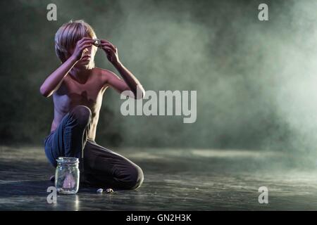 Edinburgh, Royaume-Uni. Août 27, 2016. Matières, effectuée par la compagnie de danse belge Kabinett K au Festival International d'Édimbourg, l'enfant au centre de leurs puissants et à haute énergie travail danse-théâtre. Chorégraphié par plaisanterie Laureyns et Kwint Manshoven avec musique en direct par Thomas Devos 7 enfants âgés entre 8 et 12 vivent dans un paysage parsemé de boîtes, des rochers et un matelas sale. Crédit : Richard Dyson/Alamy Live News Banque D'Images