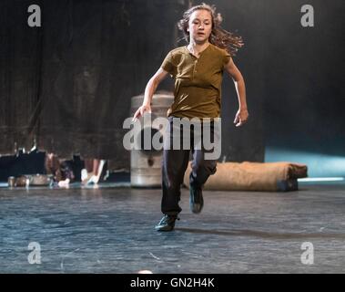 Edinburgh, Royaume-Uni. Août 27, 2016. Matières, effectuée par la compagnie de danse belge Kabinett K au Festival International d'Édimbourg, l'enfant au centre de leurs puissants et à haute énergie travail danse-théâtre. Chorégraphié par plaisanterie Laureyns et Kwint Manshoven avec musique en direct par Thomas Devos 7 enfants âgés entre 8 et 12 vivent dans un paysage parsemé de boîtes, des rochers et un matelas sale. Crédit : Richard Dyson/Alamy Live News Banque D'Images