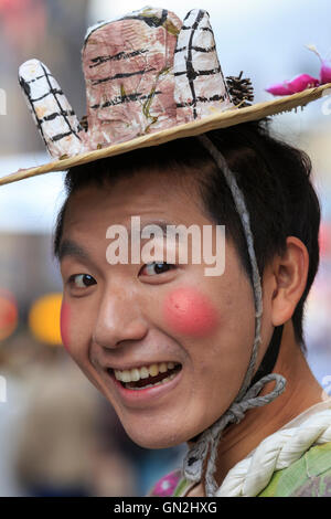 Le dernier week-end de l'Edinburgh Fringe Festival et des artistes de rue, les divertir les visiteurs, touristes et habitants avec des extraits de leurs spectacles. Photographie d'DONGIN LEE dans un jeu appelé Tiger en fleurs sur un Tigre coréen qui parle à chiildren Banque D'Images