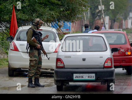 Srinagar, au Cachemire. Août 27, 2016. Un homme de l'armée indienne cheks la carte d'identité de l'habitant local de Srinagar, la capitale d'été du Cachemire sous contrôle indien. Plus tôt la direction conjointe de séparatistes avaient demandé aux gens de marcher vers le cantonnement de l'armée de Badami Bagh et demandez-leur de libérer du Cachemire. Gouvernement a imposé des restrictions strictes pour empêcher les gens de marcher vers le camp militaire. Banque D'Images