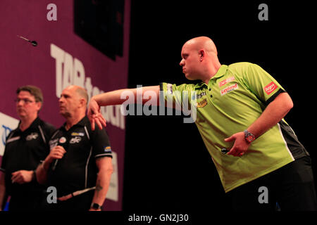 Perth, Australie. Août 26, 2016. Centre des congrès et des expositions de Perth, Perth, Australie. TABtouch Perth fléchettes maîtres. Michael van Gerwen (NED) jette son dard pendant la finale contre David Chisnall (FRA) van Gerwen a gagné 11-4. Credit : Action Plus Sport Images/Alamy Live News Banque D'Images