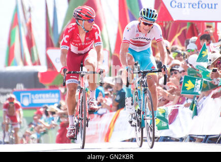 La Camperona, Espagne. 27 août, 2016. Jhonatan Restrepo (Katusha Team) et Gatis Smukulis (Astana Pro Team) parle à l'arrivée de la 8e étape de la course cycliste "La Vuelta" (Tour d'Espagne) entre la montée de Villalpando et Camperona le 27 août 2016 à Leon, Espagne. Crédit : David Gato/Alamy Live News Banque D'Images