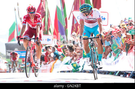 La Camperona, Espagne. 27 août, 2016. Jhonatan Restrepo (Katusha Team) et Gatis Smukulis (Astana Pro Team) parle à l'arrivée de la 8e étape de la course cycliste "La Vuelta" (Tour d'Espagne) entre la montée de Villalpando et Camperona le 27 août 2016 à Leon, Espagne. Crédit : David Gato/Alamy Live News Banque D'Images