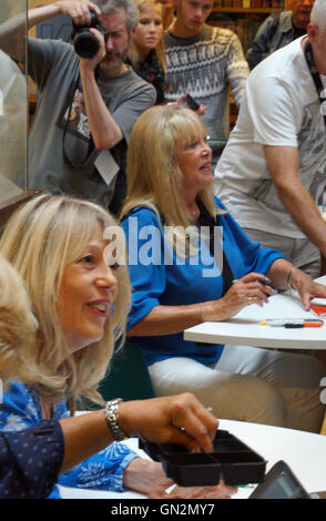 Liverpool, Royaume-Uni. 27 août, 2016. Soeur Jenny et Pattie Boyd sign books et photos de fans des Beatles à Liverpool Central Library le Samedi, 27 août, 2016. L'événement a fait partie de l'International Beatleweek Festival à Liverpool, Royaume-Uni. Credit : Pak Hung Chan/Alamy Live News Banque D'Images