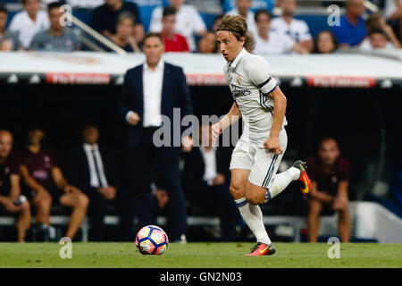 Madrid, Espagne. Août 27, 2016. Luka Modric (19) disques durs du Real Madrid de l'avant. La Liga match de football entre le Real Madrid contre Celta de Vigo au Santiago Bernabeu à Madrid, Espagne. Credit : Action Plus Sport/Alamy Live News Banque D'Images