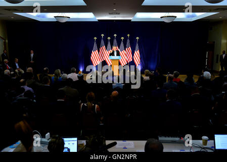 Pembroke Pines, Florida, USA. 27 août, 2016. Candidat à la vice-présidence démocrate Tim Kaine rencontrer les maires et les élus pour une réunion politique au sud-ouest de Point Central Senior Centre, le samedi 27 août à Pembroke Pines, en Floride. Credit : MediaPunch Inc/Alamy Live News Banque D'Images