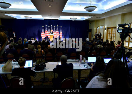 Pembroke Pines, Florida, USA. 27 août, 2016. Candidat à la vice-présidence démocrate Tim Kaine rencontrer les maires et les élus pour une réunion politique au sud-ouest de Point Central Senior Centre, le samedi 27 août à Pembroke Pines, en Floride. Credit : MediaPunch Inc/Alamy Live News Banque D'Images