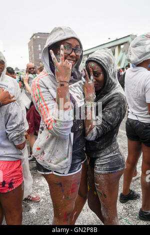 Londres, Royaume-Uni. 28 août, 2016.  : Des Centaines de paraders Jouvert kick de descendre et sale à Ladbroke Grove, London,UK Crédit : Voir Li/Alamy Live News Banque D'Images