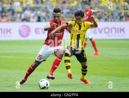 Stade Signal Iduna, Dortmund, Allemagne. 27 août, 2016. Bundesliga allemande Saison 2016/17 Journée 1, Borussia Dortmund (BVB) vs Mainz 05 ------ Jean-Philippe Gbamin (Mainz), Shinji Kagawa (BVB) Credit : kolvenbach/Alamy Live News Banque D'Images