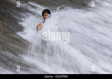 Katmandou, Népal. Août 28, 2016. Un garçon népalais réagit pendant le bain à l'intérieur de la rivière Bagmati au Temple Pashupathinath prémisse, Site du patrimoine mondial de l'UNESCO à Katmandou, Népal le dimanche, Août 28, 16. La température à l'intérieur de la capitale a augmenté considérablement. Les garçons des bidonvilles en viennent souvent à la rivière au cours de l'humidité. © Skanda Gautam/ZUMA/Alamy Fil Live News Banque D'Images