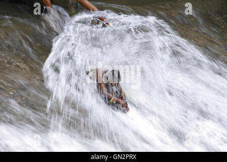 Katmandou, Népal. Août 28, 2016. Les garçons népalais se baigner à l'intérieur de la rivière Bagmati au Temple Pashupathinath prémisse, Site du patrimoine mondial de l'UNESCO à Katmandou, Népal le dimanche, Août 28, 16. La température à l'intérieur de la capitale a augmenté considérablement. Les garçons des bidonvilles en viennent souvent à la rivière au cours de l'humidité. © Skanda Gautam/ZUMA/Alamy Fil Live News Banque D'Images