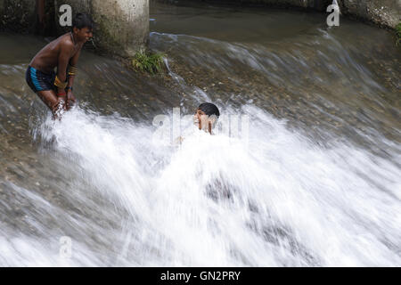 Katmandou, Népal. Août 28, 2016. Les garçons népalais réagissent comme ils se baignent à l'intérieur de la rivière Bagmati au Temple Pashupathinath prémisse, Site du patrimoine mondial de l'UNESCO à Katmandou, Népal le dimanche, Août 28, 16. La température à l'intérieur de la capitale a augmenté considérablement. Les garçons des bidonvilles en viennent souvent à la rivière au cours de l'humidité. © Skanda Gautam/ZUMA/Alamy Fil Live News Banque D'Images