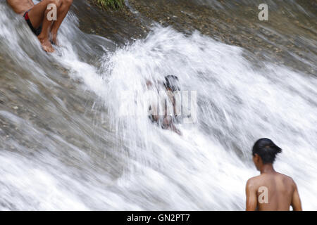 Katmandou, Népal. Août 28, 2016. Les garçons népalais se baigner à l'intérieur de la rivière Bagmati au Temple Pashupathinath prémisse, Site du patrimoine mondial de l'UNESCO à Katmandou, Népal le dimanche, Août 28, 16. La température à l'intérieur de la capitale a augmenté considérablement. Les garçons des bidonvilles en viennent souvent à la rivière au cours de l'humidité. © Skanda Gautam/ZUMA/Alamy Fil Live News Banque D'Images