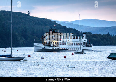 Bowness Bay, Lake Windermere, Cumbria, Royaume-Uni. 27 août, 2016. Le Teal cruiser sur le lac Windermere sur vacances de fin de semaine, transportant les touristes sur le lac Windermere sur une croisière en soirée Crédit : David Billinge/Alamy Live News Banque D'Images